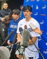 　ドジャースのファン感謝イベントで、報道陣の取材に応じる大谷