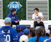 　ドジャースのファン感謝イベントに参加した大谷。左は通訳の水原一平さん