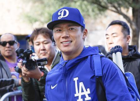 　キャンプインを迎え、笑顔で練習に向かう米大リーグ、ドジャースの山本由伸＝９日、アリゾナ州グレンデール（共同）