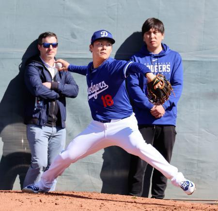 　キャンプ初日、ブルペンで投球練習する米大リーグ、ドジャースの山本由伸＝９日、アリゾナ州グレンデール（共同）