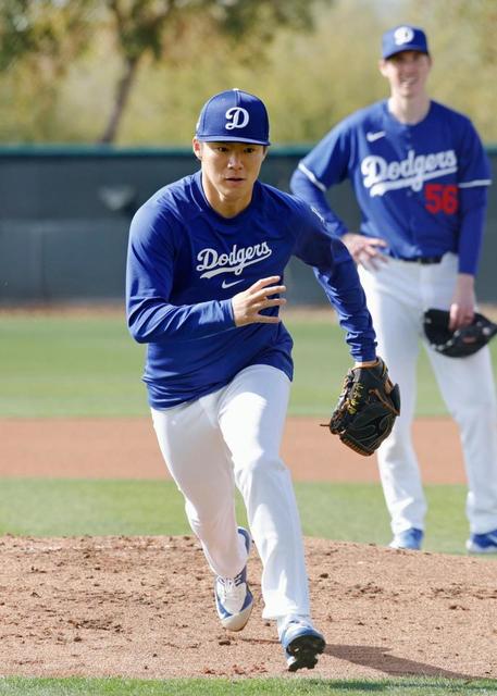 ドジャース・山本由伸 初の守備練習 堅実なグラブさばき見せる/大