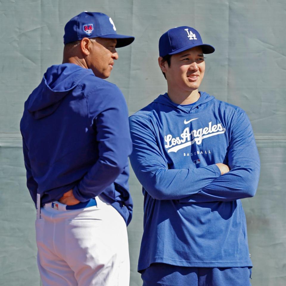 　ロバーツ監督（左）と話す大谷