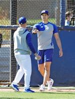 　屋外でのフリー打撃を終え、打撃投手とタッチを交わす大谷