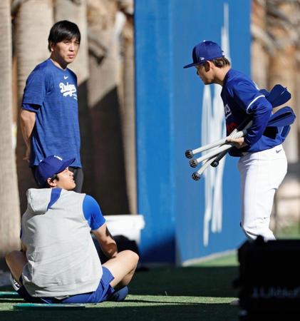 　練習の合間に言葉を交わすドジャースの大谷（左手前）と山本（右）