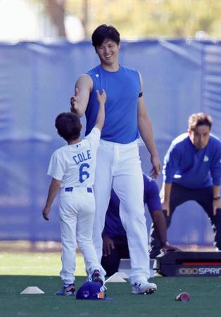 　子どもと触れ合う大谷