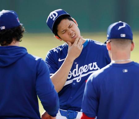 　チームメートと話すドジャース・大谷（共同）