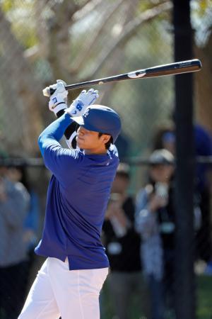 　実戦形式の打撃練習で本塁打を放つドジャース・大谷＝グレンデール（共同）