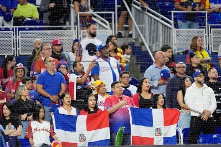 　カリビアンシリーズでドミニカ共和国の国旗を手に応援するファン＝９日、米マイアミ（ＡＰ＝共同）