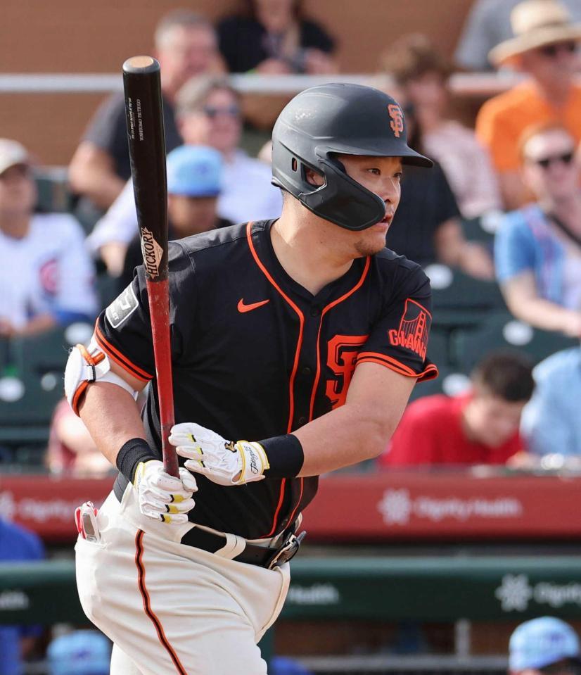 　９回、２点適時打を放つジャイアンツとマイナー契約の筒香（共同）