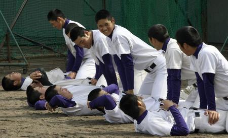 　ストレッチの補助をする花巻東・大谷（中央）＝２０１２年３月