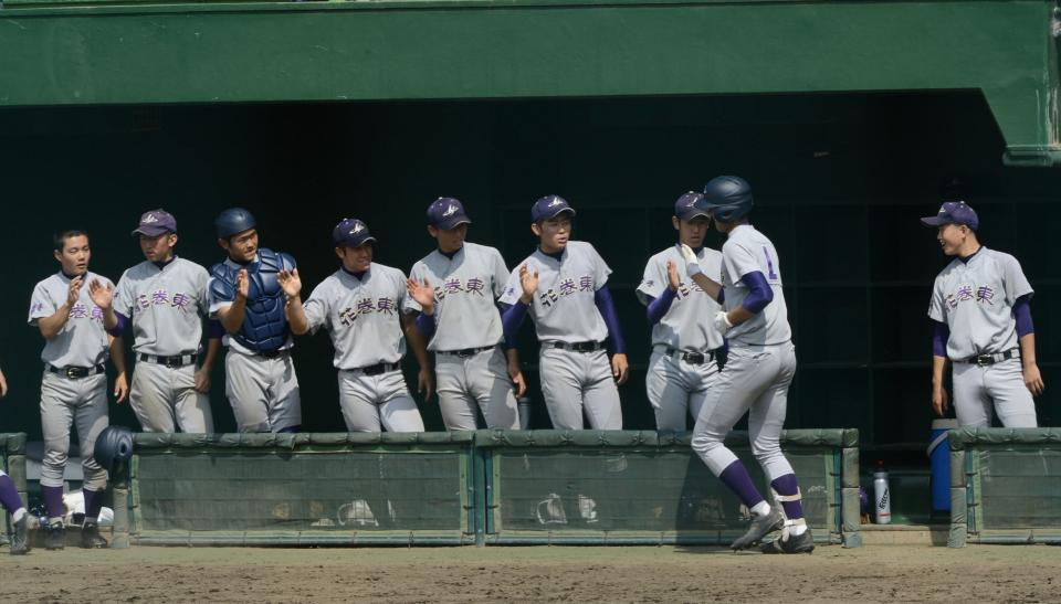 　右越え３ランを放ちナインとタッチを交わす花巻東・大谷＝２０１２年７月