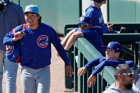 ドジャース山本、今永と談笑 ともに1年目、ハイタッチも