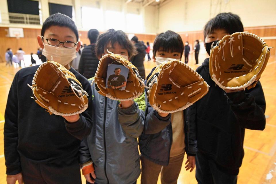 　ドジャースの大谷から寄贈されたグラブを手にする児童