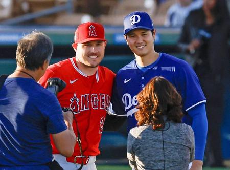 　試合前、撮影に応じるトラウト（左）と大谷