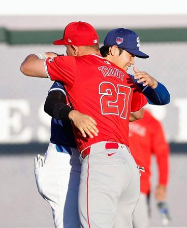 　試合前にあいさつを交わす大谷とトラウト