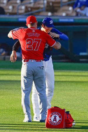 　試合前にあいさつを交わす大谷とトラウト（２７）