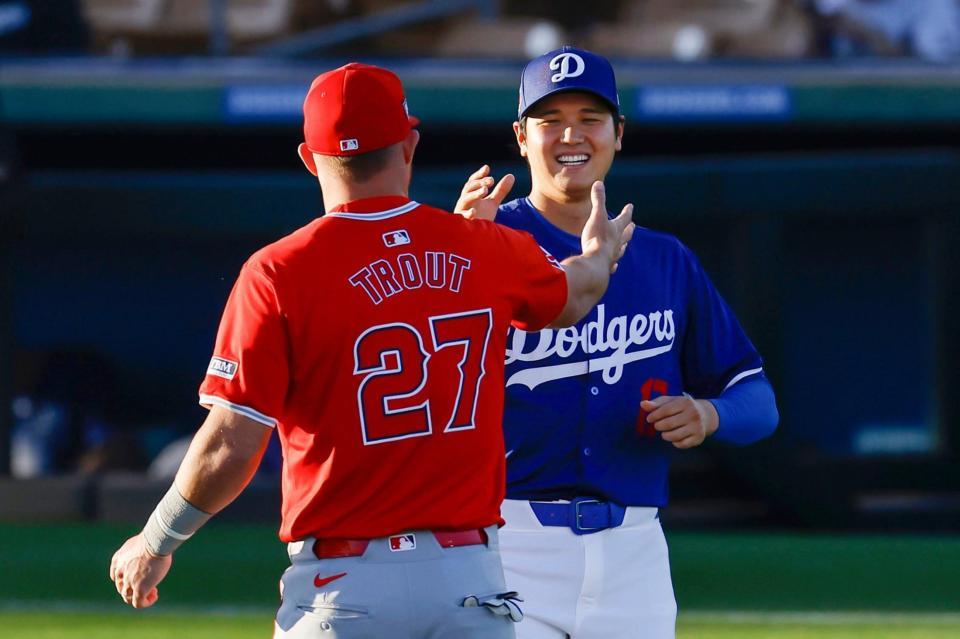 　試合前にあいさつを交わす大谷とトラウト（２７）