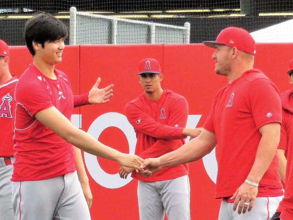 　トラウト（右）と大谷（２０１９年３月撮影）