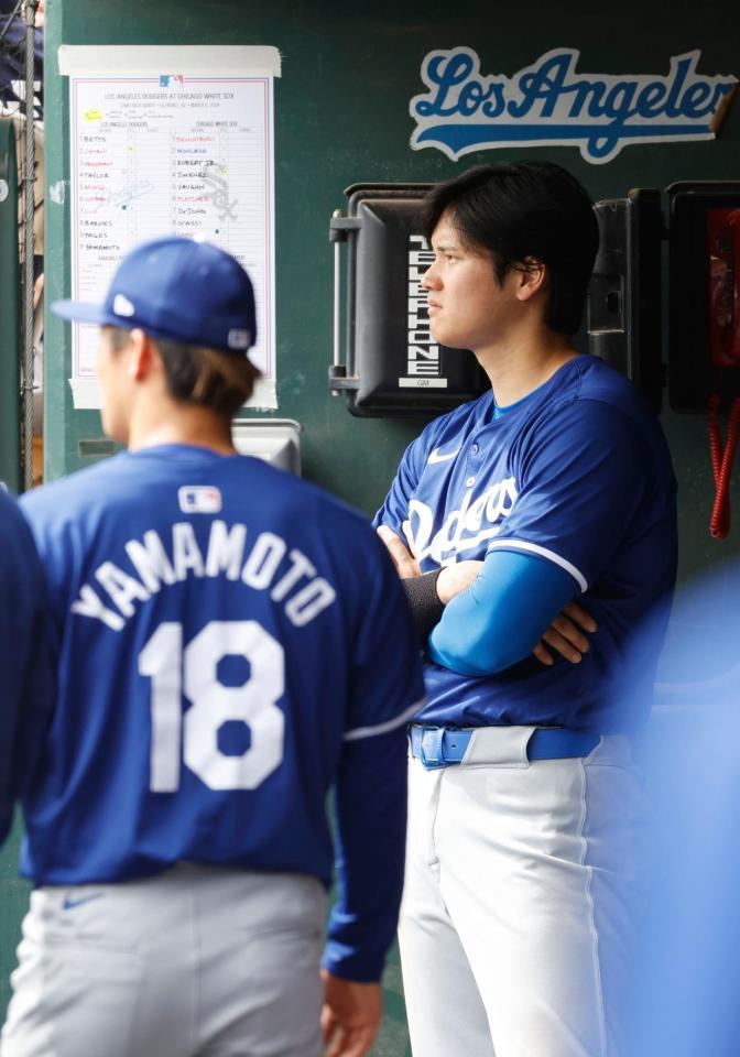 　ベンチで試合を見守る大谷（右）と山本