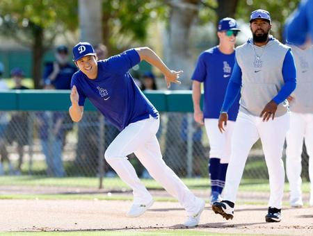 　試合前にウオーミングアップする大谷