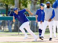 　試合前にウオーミングアップする大谷