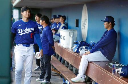 　レッズ戦のベンチで視線を交わすドジャースの大谷（左）と山本（共同）