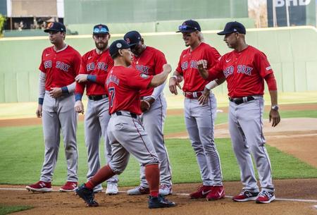 　レイズ戦に臨む吉田（中央手前）＝ＡＰ＝共同