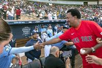 　ドミニカ共和国で行われたレイズ－レッドソックス戦前にあいさつを交わすペドロ・マルティネス氏（ＡＰ＝共同）