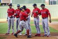 　レイズ戦に臨む吉田（中央手前）＝ＡＰ＝共同