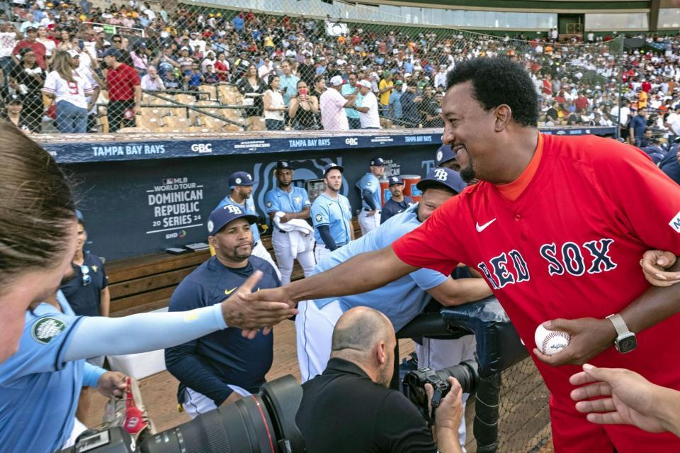 　ドミニカ共和国で行われたレイズ－レッドソックス戦前にあいさつを交わすペドロ・マルティネス氏（ＡＰ＝共同）