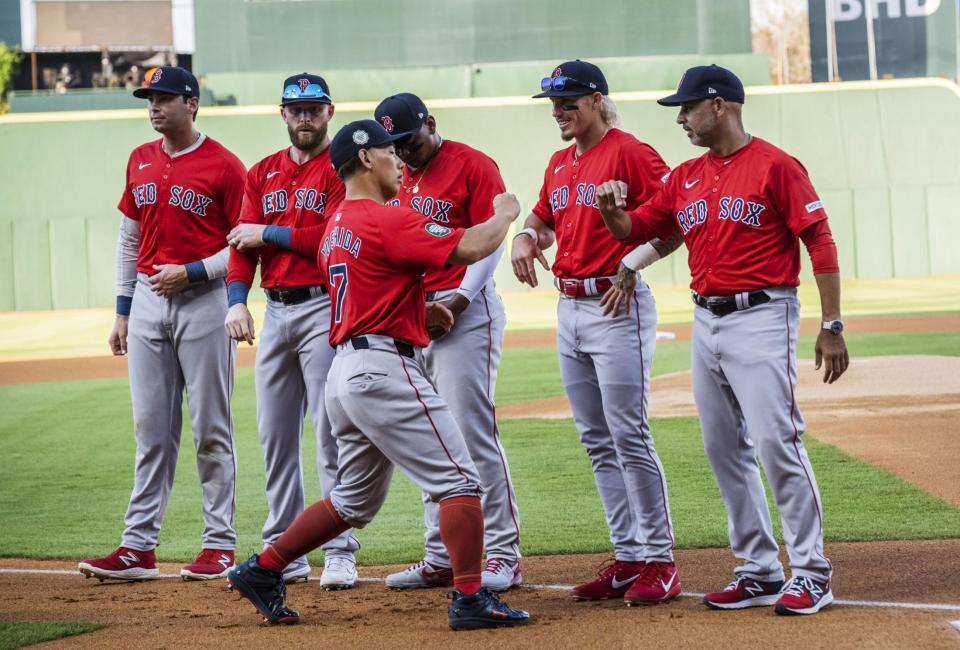 　レイズ戦に臨む吉田（中央手前）＝ＡＰ＝共同