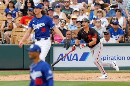 　ドジャース戦の３回、右飛に倒れるジャイアンツとマイナー契約の筒香。投手グラスノー（共同）