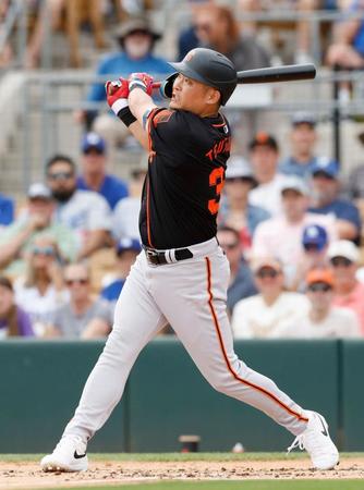 　ドジャース戦の３回、右飛に倒れるジャイアンツとマイナー契約の筒香（共同）