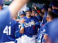 　ジャイアンツ戦の６回、２ランを放ちベンチで迎えられるドジャース・大谷（共同）