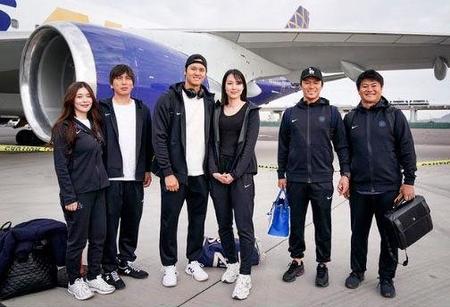 　米大リーグ、ドジャースの大谷翔平選手（左から３人目）がインスタグラムに投稿した、韓国へ向かう航空機の前で撮られた写真