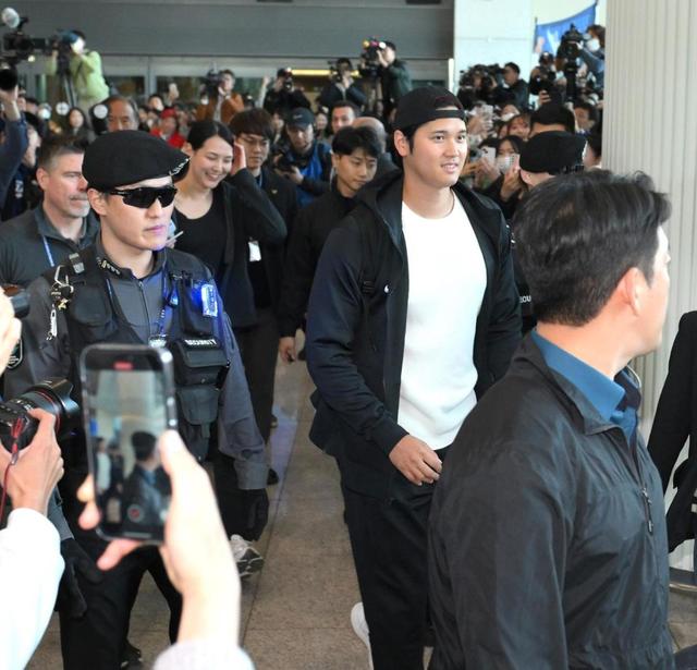 大谷翔平夫妻に厳重警備 グラサンボディーガード2人が脇固める ネット