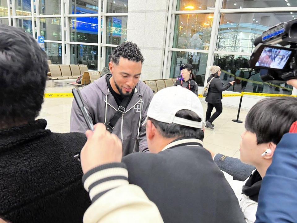 　韓国入りしファンにサインする元阪神のスアレス