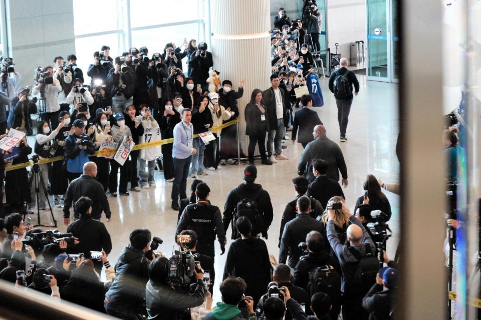 ドジャース・ロバーツ監督に生卵投げつけ　韓国入国の空港で暴挙発生で騒然　現地メディア批判「当たっていたら『テロ』。国際的な恥だった」/デイリースポーツ online