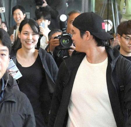 　後方の妻・真美子さんに視線を送る大谷