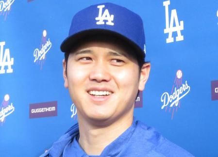 大谷翔平が照れ笑い　妻に関する質問に「いい思い出になる」ダルビッシュとの初対決は「目標にしてきた」開幕戦へ抱負