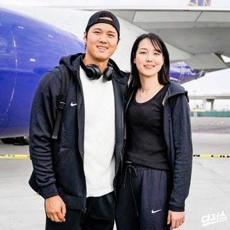 【写真】大谷翔平の機内の様子にネット反応「幸せそう」　真美子さんと隣同士「ほっこり」