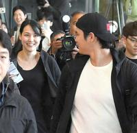 　後方の妻・真美子さんに視線を送る大谷