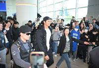 　韓国に到着した大谷（中央）。左は妻・真美子さん