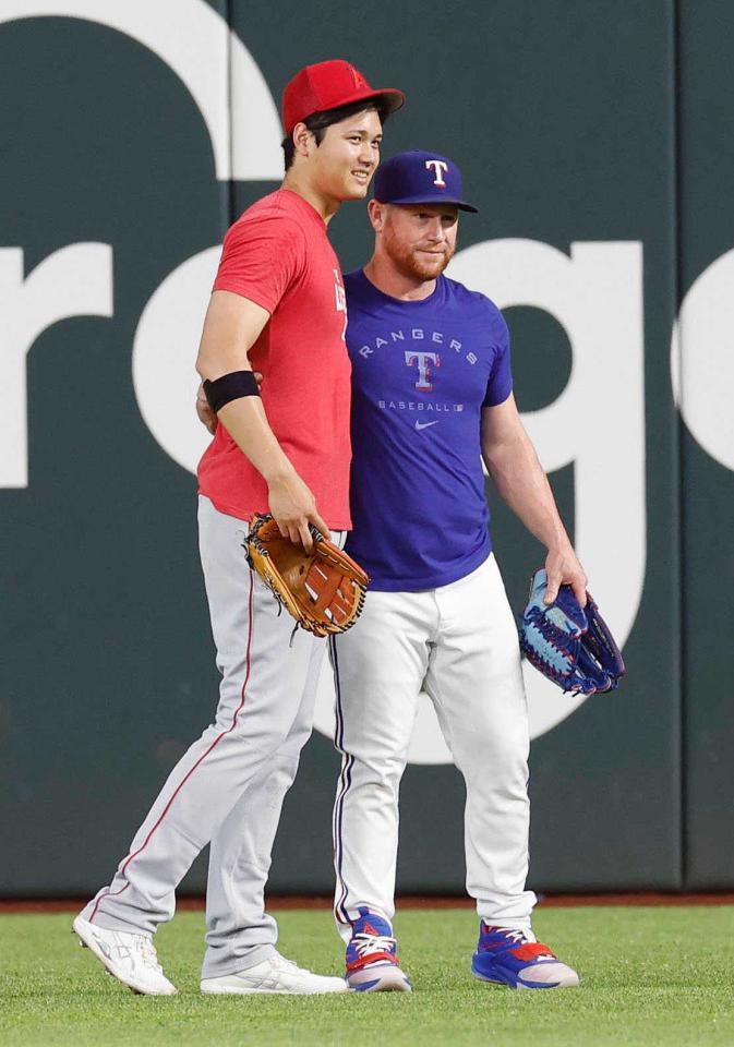 　レンジャーズ戦を前に、元同僚のカルフーン（右）とあいさつを交わすエンゼルス時代の大谷＝２０２２年５月１６日（共同）