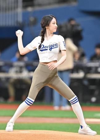 【写真】騒然　強調ハンパない“パッツパツ”スタイル　韓国女優の始球式が驚がくレベル