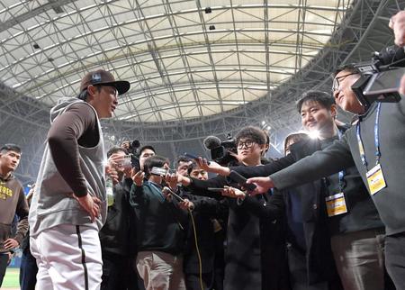 　試合前、大勢の韓国メディアに囲まれて取材を受けるパドレスのキム・ハソン（撮影・伊藤笙子）