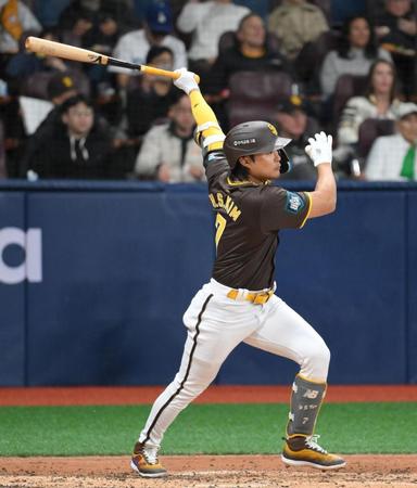 ３回パドレス２死１塁、中前安打を放つパドレス　キム・ハソン＝韓国・高尺スカイドーム（撮影・伊藤笙子）