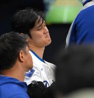 　１回、空振り三振に倒れ、悔しげな大谷（撮影・伊藤笙子）