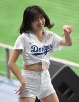 　ドジャースを応援する韓国のチアリーダー（撮影・伊藤笙子）