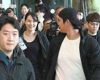 　大谷（右手前）とともに韓国入りした妻・真美子さん＝１５日